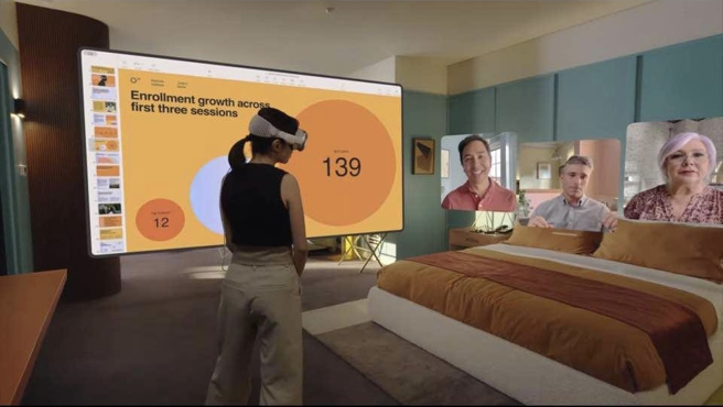 Vision Pro适合进行视讯通话和视讯会议，用户能自由走动不受干扰。（截自APPLE YouTube影片）