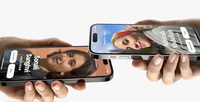 APPLE新增NameDrop功能，使用者可以将彼此的 iPhone 靠在一起，就能与指定的接收者共享他们的联络资讯。（截自APPLE YouTube影片）