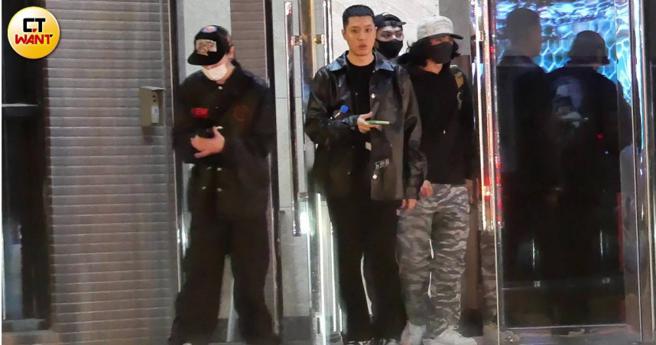 .周汤豪结束工作后准备搭车返家。（图／本刊摄影组）