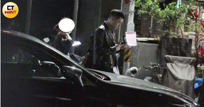 周汤豪仅返家休息1小时就又边滑手机边出门赴约。（图／本刊摄影组）