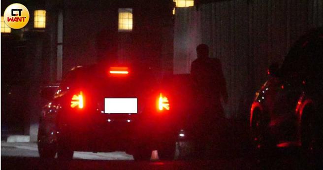 周汤豪约会欧弟前妻郑云灿，但郑云灿开车载着他一起到达目的地后，让他先下车自己去找停车位，非常小心翼翼。（图／本刊摄影组）