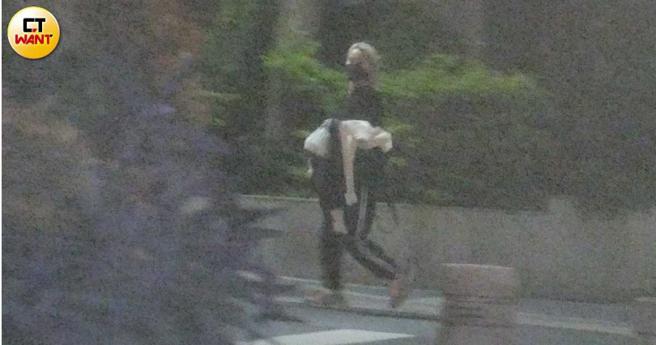 停好车后郑云灿下车也往着刚刚周汤豪的方向前进。（图／本刊摄影组）