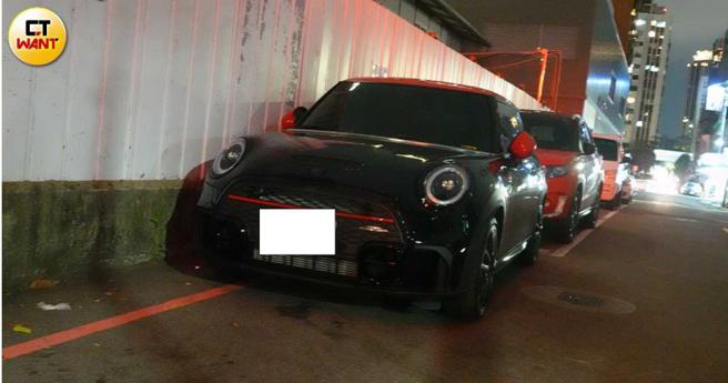 结果郑云灿竟然是将车违停在红线上。（图／本刊摄影组）