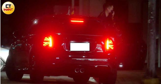 隔日凌晨3点多，郑云灿驾车送周汤豪回到周家巷口，静待10几秒钟后，周汤豪似乎确认没异状才下车走进家门，宛如上演谍报片。（图／本刊摄影组）