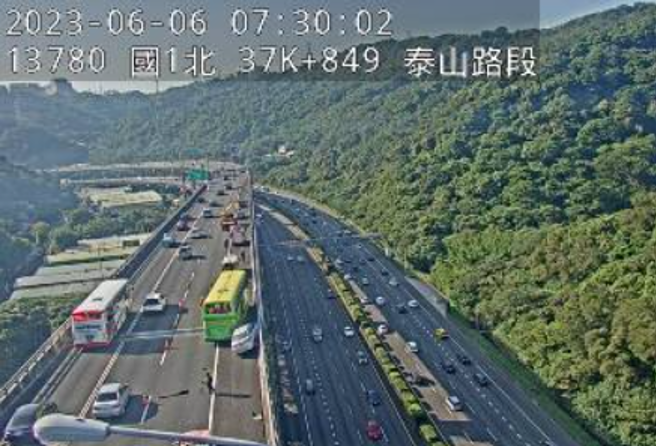 上班族注意！国1北上泰山段「轿车追撞游览车」占内线。(翻摄高速公路1968)