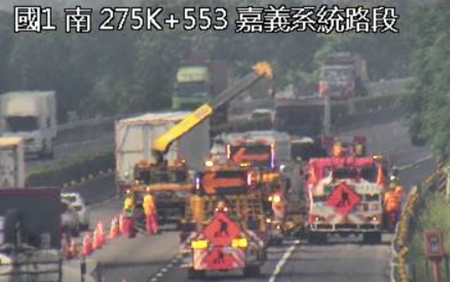 快改道！国1南下嘉义段「大小货车」追撞，回堵3公里。(翻摄高速公路1968)
