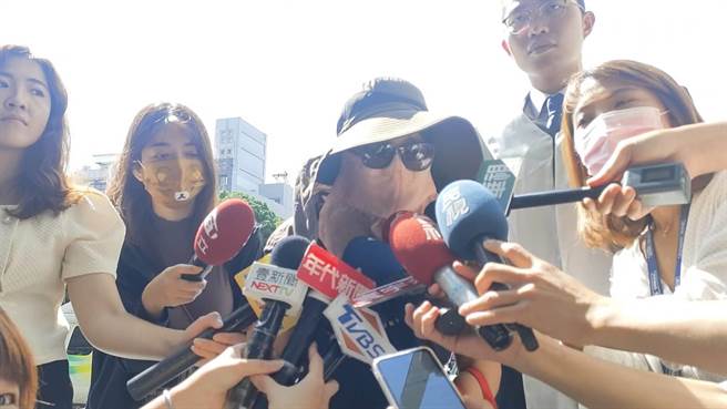 赖母6日上午在律师许哲维陪同下抵达台中地检署，赖母首度发声表示，感谢台湾所有人民协助，希望可以还给儿子真相。（潘虹恩摄）