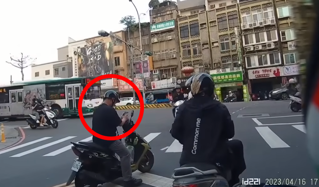 右边骑士最先收起手机，正当左边骑士仍沉浸在手机画面时，一名员警马上骑车到他面前盯了数秒，最后示意靠边停。（翻摄自YouTube频道「WoWtchout-地图型行车影像分享平台」）