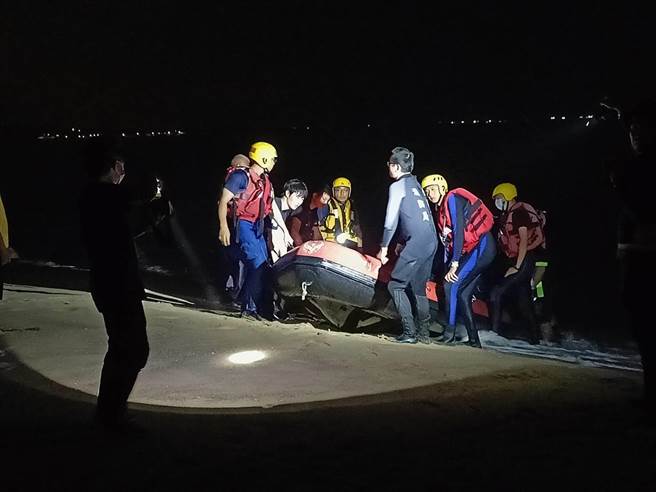 金门一对情侣开车至海边看海未查涨潮受困，警消紧急出动大批人力救援。（图／金门县消防局提供）