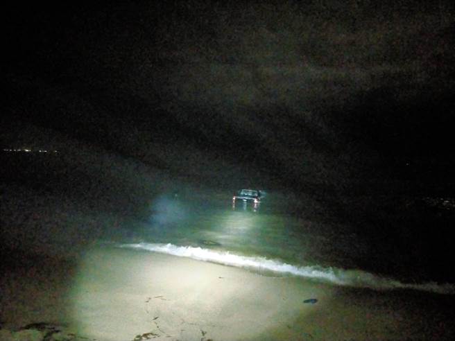 受困情侣所开车辆几乎遭灭顶，所幸警消紧急救援，平安将人救回岸上。（图／民眾提供）