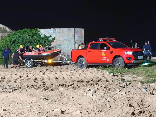 警消获报紧急出动IRB 3台及9车25人前往救援，歷时约40分钟与海拚搏终于将人平安救上岸。（图／民眾提供）