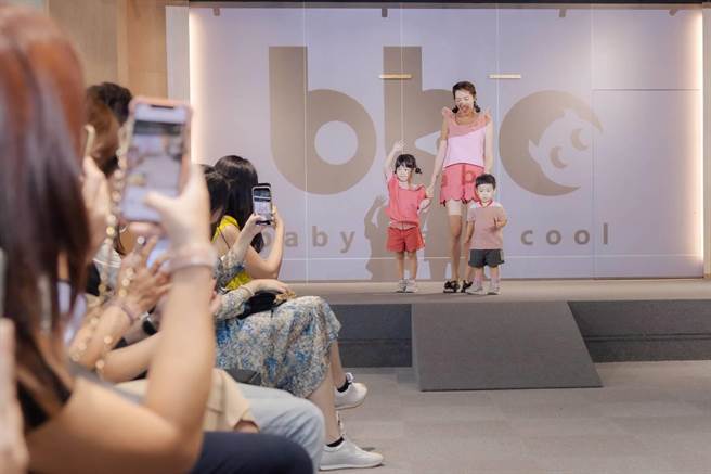 劉伊心母子三人走秀初體驗。（經紀人提供）