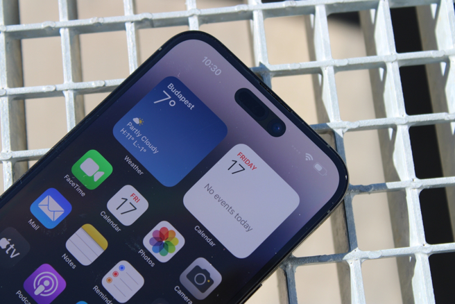iOS 17推出「NameDrop」功能可以隔空传送手机号码。（示意图/达志影像/shutterstock）