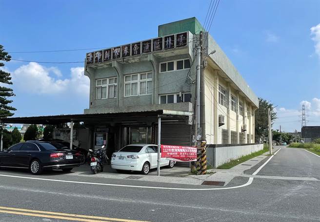 云林区渔会麦寮办事处屋龄36年，每逢下雨就漏水损及电脑设备。（周丽兰摄）