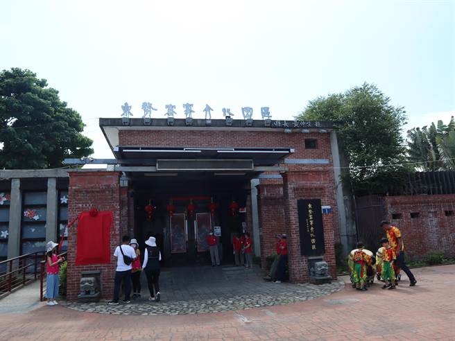 一名女童在台中市东势客家文化园区馆内阅读，竟意外被蛇咬伤。（陈淑娥摄）