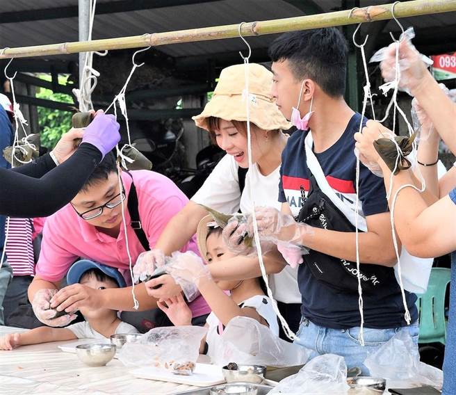 民眾体验包粽子乐趣。（高雄市农业局提供／林雅惠传真）