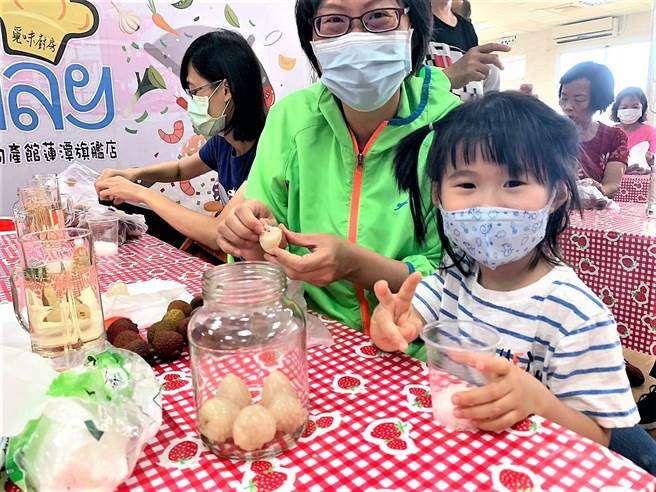 民眾体验荔枝ＤＩＹ乐趣。（高雄市农业局提供／林雅惠传真）