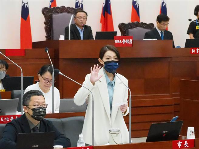 新竹市长高虹安表示，国内115间实验室因无法配合与担心受政治因素影响，不能协助检验新竹棒球场土壤，才会把土壤送到美国去。（陈育贤摄）