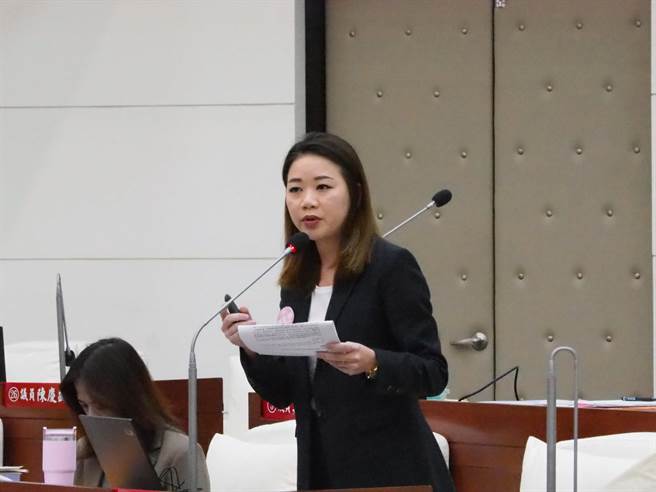 民进党市议员杨玲宜今天在市长施政总质询时提出疑问，指为何要将土壤大老远送到美国实验室？不能就近找国内厂商检验？（陈育贤摄）