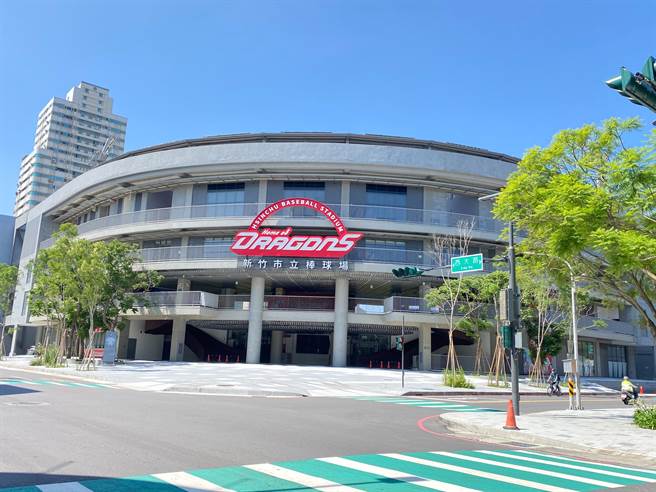 新竹棒球场在前新竹市长林智坚任内出包，进行2场职棒赛事竟害4名球员受伤，还让富邦悍将外野手林哲瑄整季报销，也对2022选情造成衝击。（资料照／陈育贤摄）