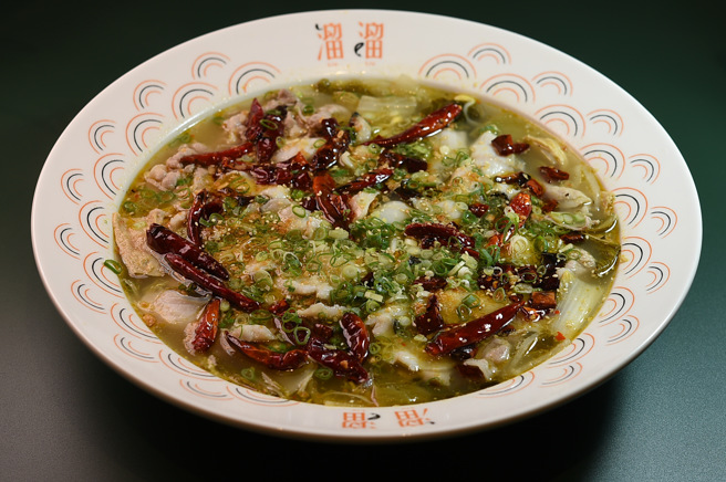 刁民、姥姥、六扇门你都吃过吗？全台10大热门酸菜鱼　享受酸辣鲜香好滋味。图为汉来美食新创品牌〈 溜溜 酸菜鱼专卖店〉。(图/本报系资料照)