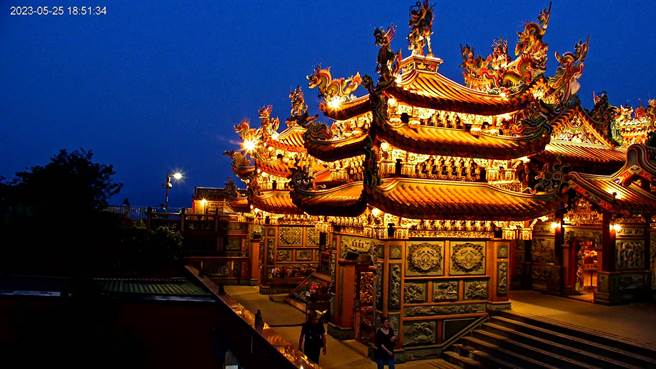 在4K即时影像下夜晚南山福德宫庄严肃穆。（新北市观旅局提供）