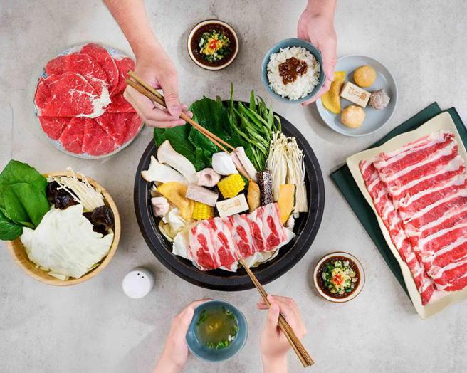 「石二锅」大润发平镇店、大润发台南店开幕5日间，可享「王品疯美食APP」疯点数加倍回馈。（图／王品集团）