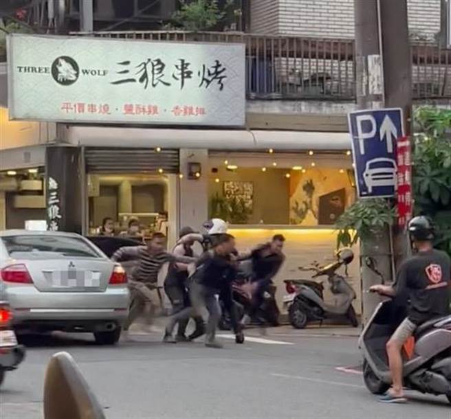 巡逻员警将1辆未礼让行人的轿车拦下，岂料车上4名男子纷纷衝下车逃亡。（民眾提供／陈梦茹桃园传真）