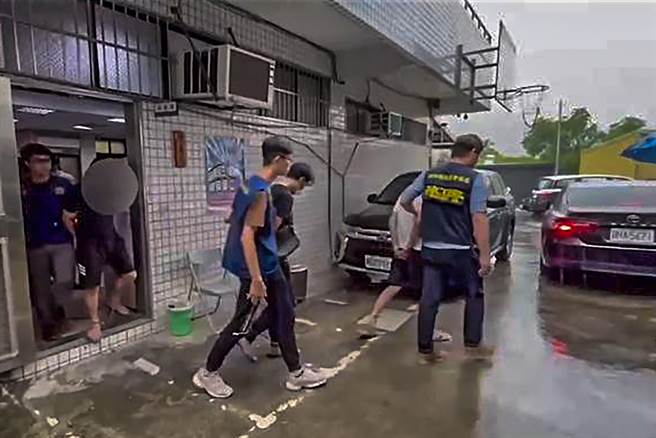 警方在竹北透天厝查获诈骗集团机房逮7名嫌犯，其中有6人是通缉犯。（新竹县警局提供／罗浚滨新竹传真） 