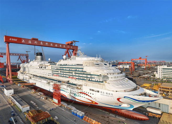 大陆首艘国产大邮轮「爱达·魔都」号今将在沪出坞，下月试航。（图／微信公眾号「SWS外高桥造船」）