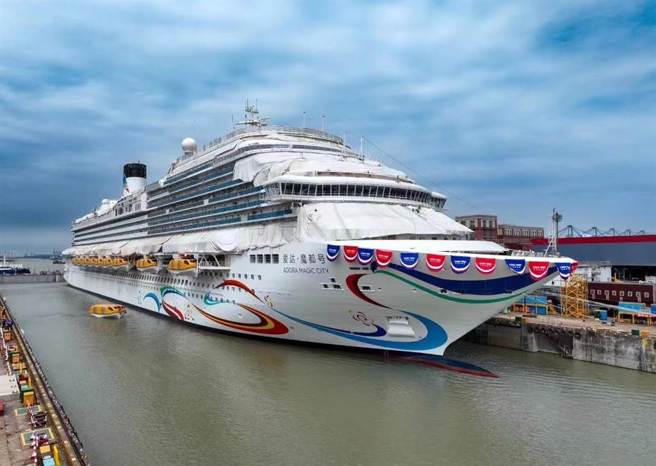 大陆首艘国产大邮轮「爱达·魔都」号今将在沪出坞，下月试航。（图／微信公眾号「SWS外高桥造船」）