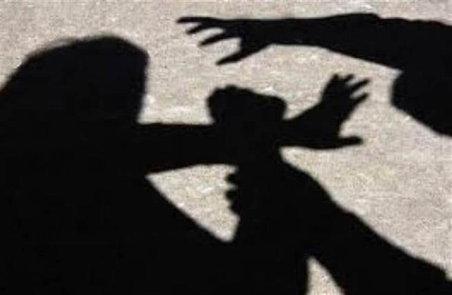 台中1名单亲妈妈带7岁儿子和黄姓男友同居，前年黄男以绳子、胶带将男童綑绑，用铅笔、扫帚把柄狠插肛门，致直肠溃烂，最高法院判囚9年定谳。（示意图，达志影像）