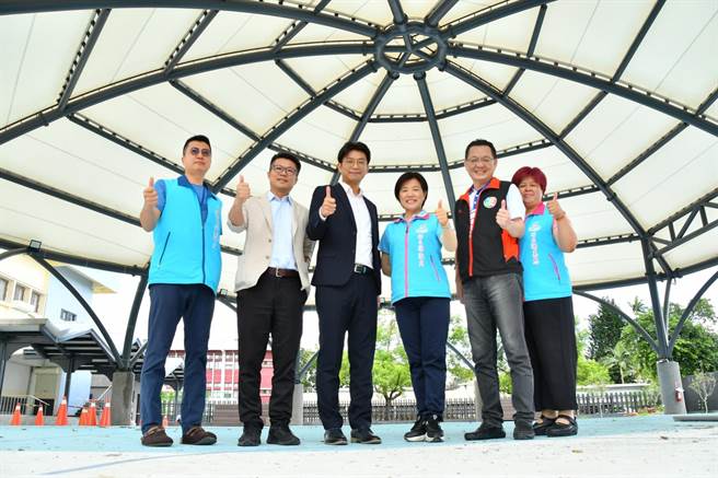 花莲县吉安乡获中央客家委员会计画支持，在吉安国小风雨球场钢构顶棚上建置1朵大油桐花，命名为「桐心广场」，预计今年7月底启用，客委会副主委周江杰（左三）与行政院东服中心执行长洪宗楷（左二）到现场视察验收工程，肯定乡长游淑贞（右三）的努力。（吉安乡公所提供／罗亦晽花莲传真）
