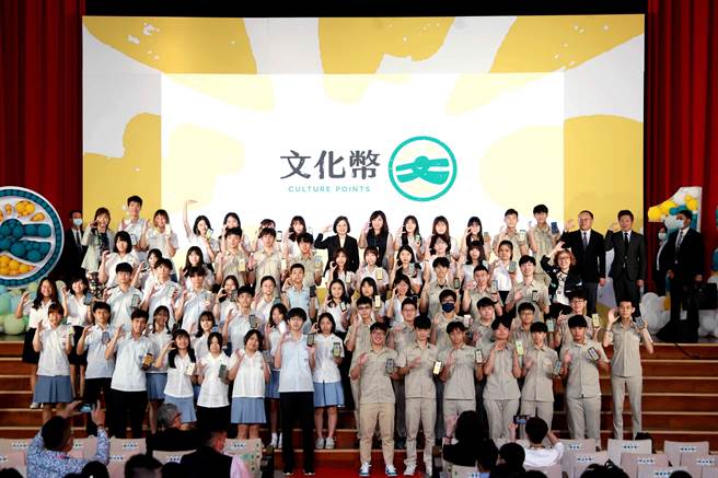 蔡英文总统6日以学姐身份，与中山女高、建国中学及师大附中学生举办毕业派对送上文化成年礼金。（文化部提供）