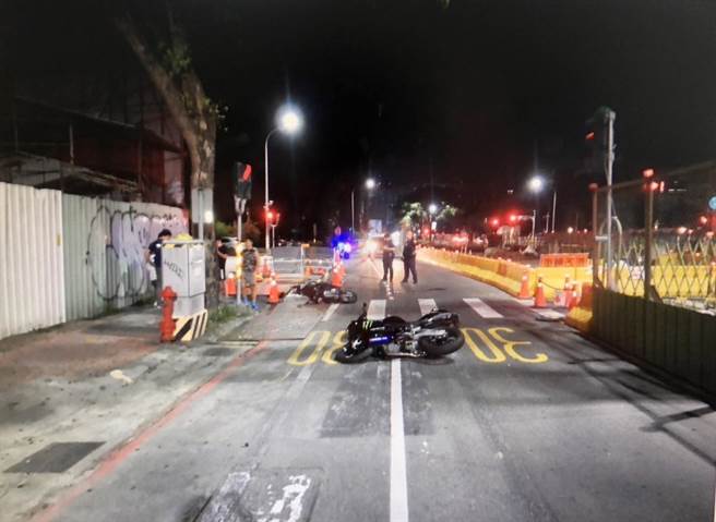 高雄老翁違規左轉，男大生反應不及撞上，剛牽的白牌檔車遭撞毀。（翻攝照片／崔正綱高雄傳真）