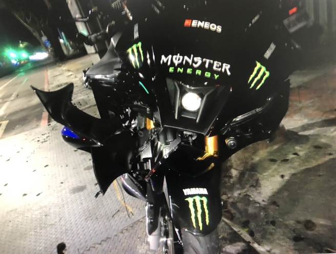 高雄老翁違規左轉，男大生反應不及撞上，剛牽的白牌檔車遭撞毀。（翻攝照片／崔正綱高雄傳真）