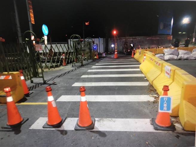 高雄老翁違規左轉穿越行人通道。（翻攝照片／崔正綱高雄傳真）