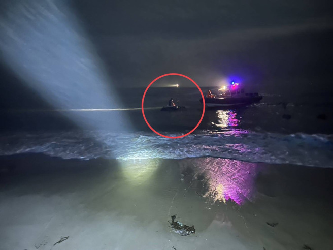 情侣爬上车顶待援。(图/海巡署提供)
