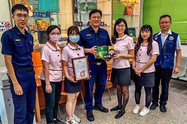 竹東分局長吳學安（中）至寶山郵局頒發獎狀及反詐騙宣導品，感謝郵局行員。（竹東分局提供／羅浚濱新竹傳真）