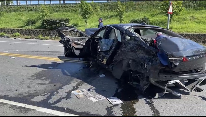 宜兰县五结乡溪滨路三段与镇安路口，今（6日）上午7时许发生重大车祸。（吴佩蓉摄）