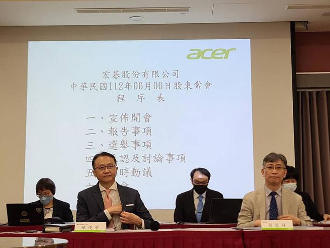 （宏碁6日举行股东会，由董事长暨执行长陈俊圣(前左)担任主席，甫接任总经理的简慧祥(前右)亦偕同出席。图／翁毓岚）