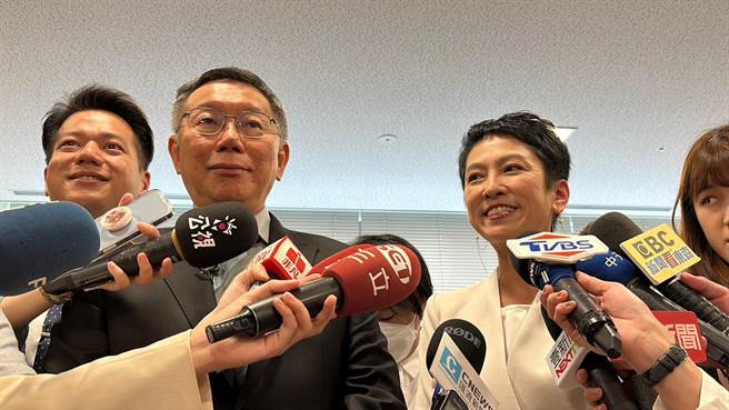 民眾党主席柯文哲6日一早赴眾议院拜会立宪民主党参议员、日台议员恳谈会（日台恳）会长莲舫等人，两人接受媒体联访。（杨亚璇摄）