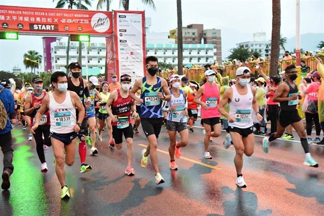 花莲市公所举办的太平洋纵谷马拉松受到好评，图为去年赛事开跑，并吸引近7000名跑者参赛。（本报资料照片）