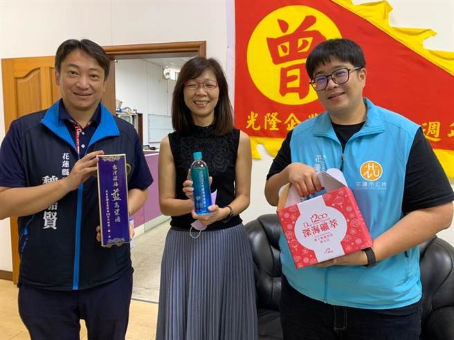 魏嘉彦（右）与魏嘉贤（左）拜会光隆集团寻求太平洋纵谷马拉松活动支持，该集团创办人曾信雄与董事长曾俞翔和副总经理曾淯琪热情欢迎。（花莲市公所提供／王志伟花莲传真）