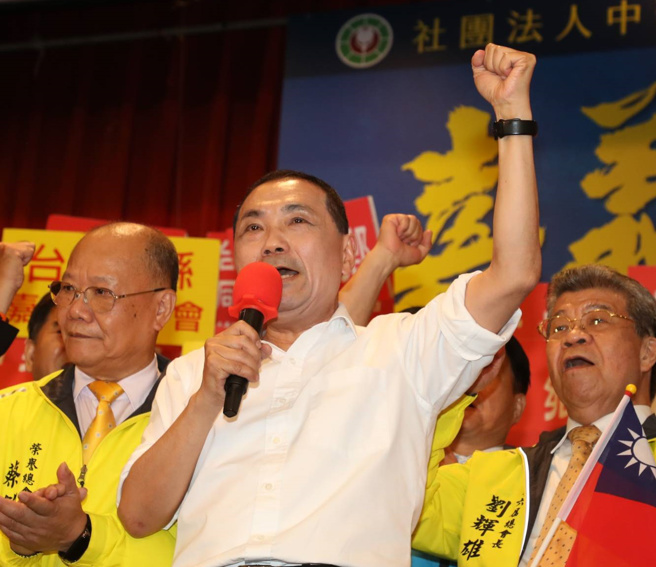 国民党总统参选人、新北市长侯友宜（举手者）的首场造势即将举行。（中时资料照／刘宗龙摄）