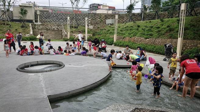 「新竹水道取水口展示馆」戏水池，即日起全面开放了。（新竹市政府提供／陈育贤新竹传真）