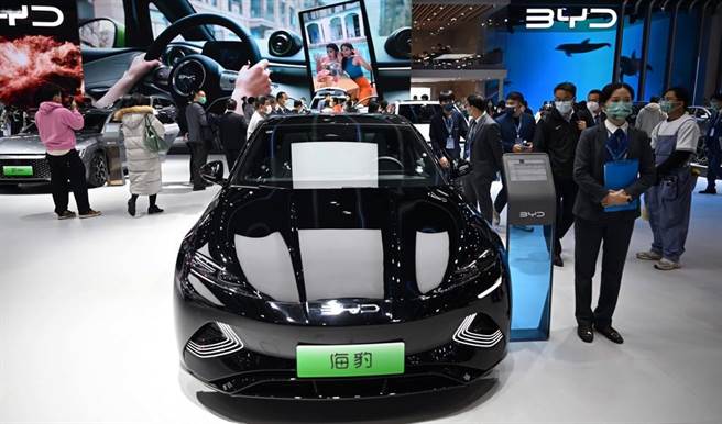 大陆造车新秀比亚迪2022年狂卖186万辆，创下中国国产车造车新纪录。（新华社）