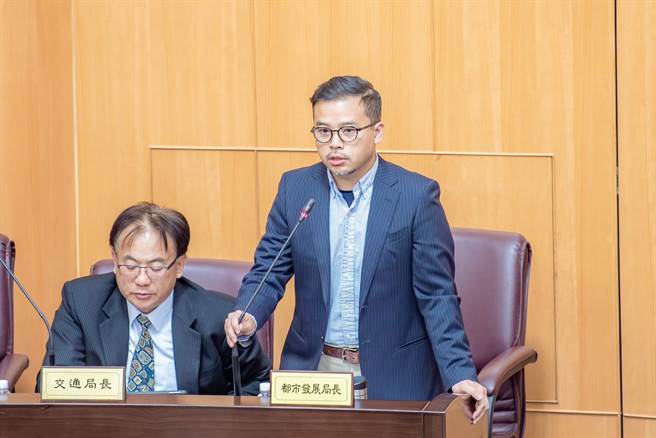 面对蓝绿和无党籍市议员的「拷问」，桃园市都发局长江南志总是耐着性子，不愠不火地仔细答询。（蔡依珍摄）
