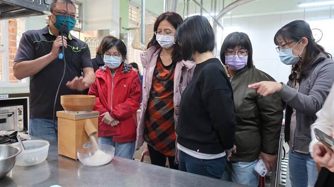 教育部与全教总共同办理「近土亲农－食农学堂教师研习计画」，讲师现场展示小型磨麦机，让老师亲手体验小麦磨成麵粉的过程。（教育部提供／林志成台北传真）