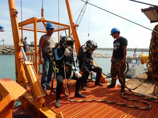 2017年八里污水厂海放管修缮潜水员准备执行水下作业。（黄敬文翻摄）